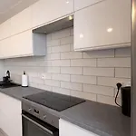 Modern 2-room With Large Balcony & Private Parking Apartmán