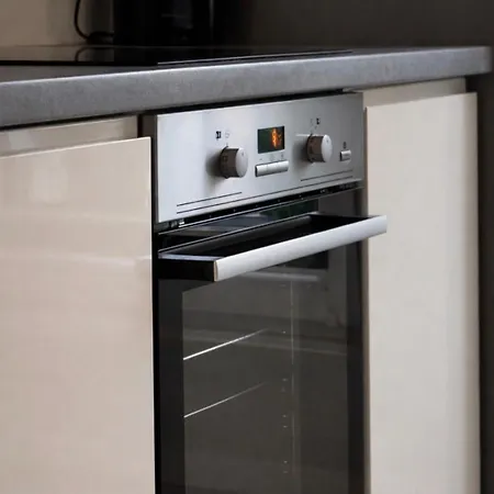 Modern 2-Room Apartment With Large Balcony & Private Parking 公寓