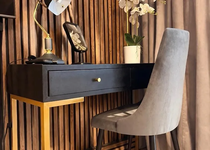 Modern 2-Room Apartment With Large Balcony & Private Parking 公寓