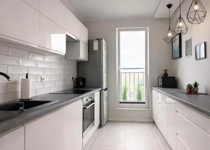 Modern 2-Room Apartment With Large Balcony & Private Parking 格但斯克