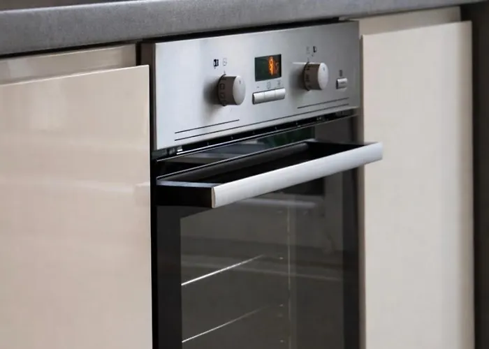 Modern 2-Room Apartment With Large Balcony & Private Parking 公寓